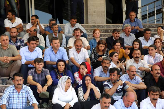 HDP ve DBP'li seçilmişler Mardin Valiliği önüne oturma eylemi başla 14