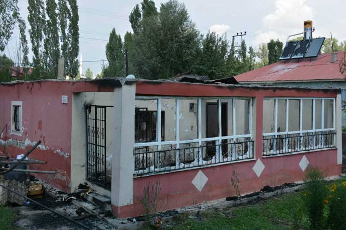 Varto’da onlarca ev ve iş yeri tarandı, yakıldı 4