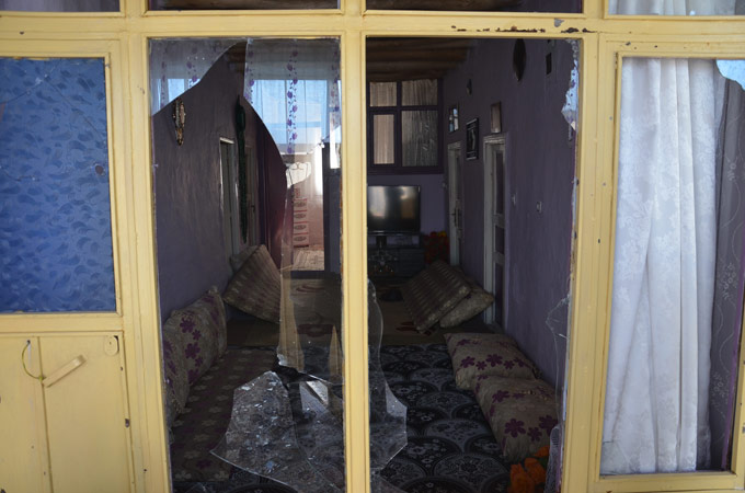 Yüksekova'da birçok eve patlayıcı isabet etti 1