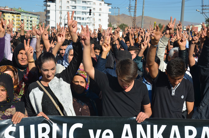 Ankara katliamını Yüksekova'da binler kınadı 12
