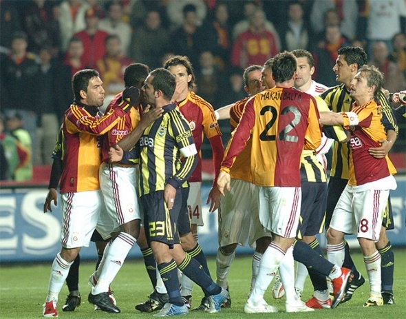 Fotoğraflarla unutulmaz Galatasaray - Fenerbahçe derbileri 16