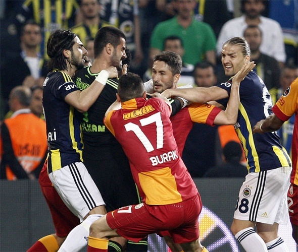 Fotoğraflarla unutulmaz Galatasaray - Fenerbahçe derbileri 25