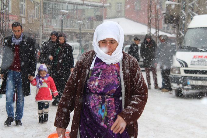 Yüksekova'da  kar yağışı yeniden başladı - 06-12-2015 1