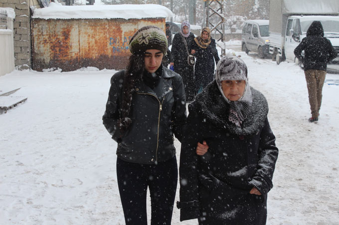 Yüksekova'da  kar yağışı yeniden başladı - 06-12-2015 10