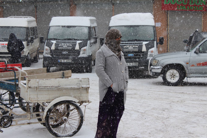 Yüksekova'da  kar yağışı yeniden başladı - 06-12-2015 15