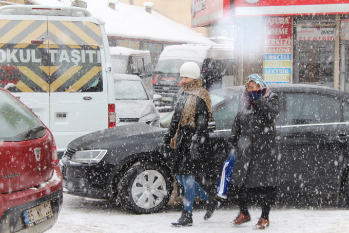 Yüksekova'da  kar yağışı yeniden başladı - 06-12-2015 18