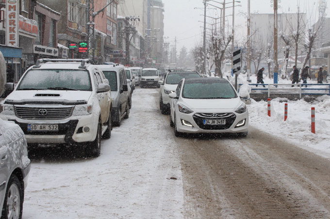 Yüksekova'da  kar yağışı yeniden başladı - 06-12-2015 20