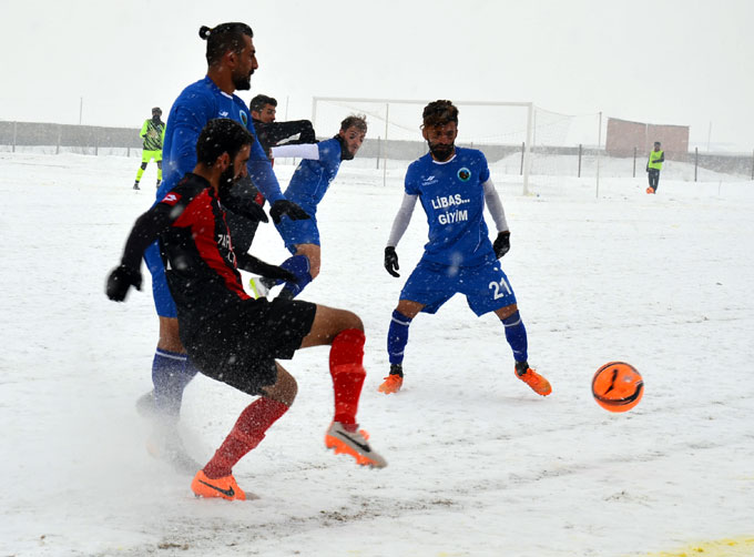 Karla kaplı sahada amatör lig maçı 1