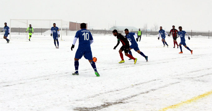 Karla kaplı sahada amatör lig maçı 16