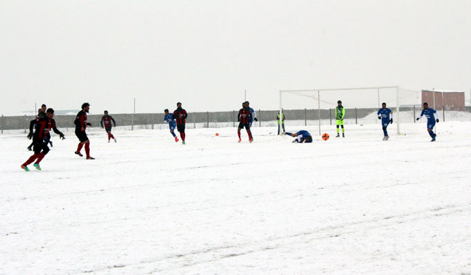 Karla kaplı sahada amatör lig maçı 18