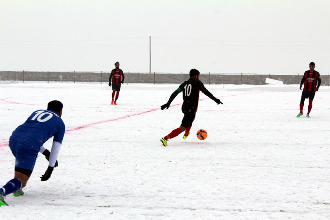 Karla kaplı sahada amatör lig maçı 19