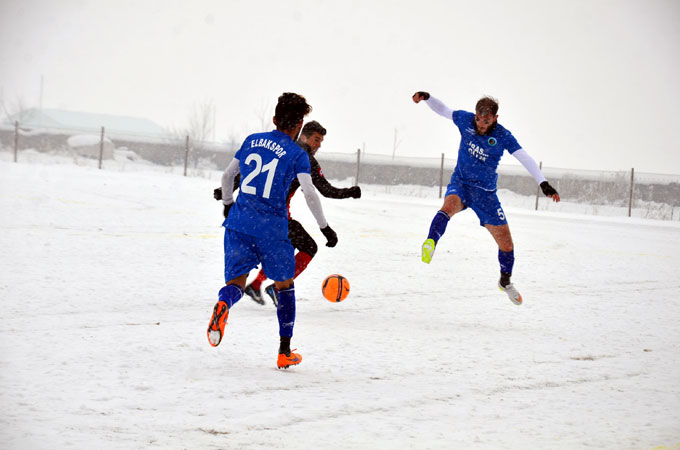 Karla kaplı sahada amatör lig maçı 2