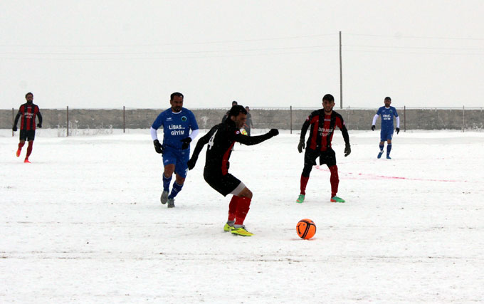 Karla kaplı sahada amatör lig maçı 21