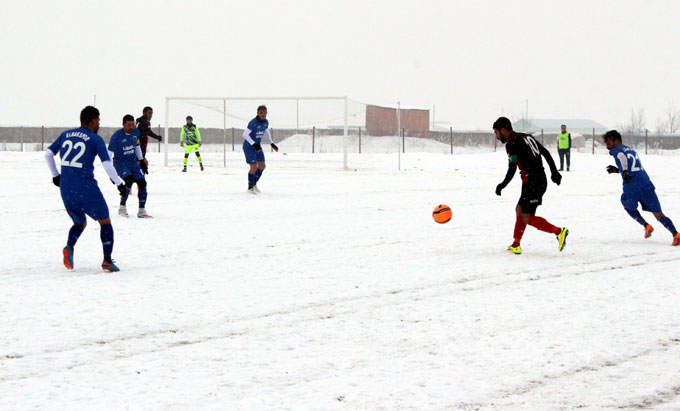 Karla kaplı sahada amatör lig maçı 22