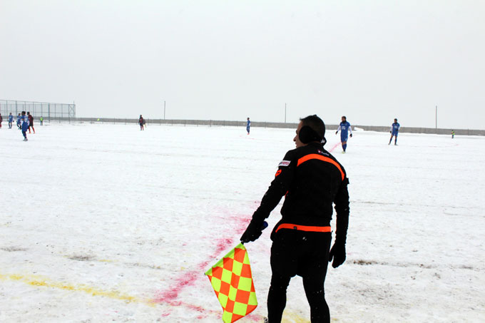 Karla kaplı sahada amatör lig maçı 23
