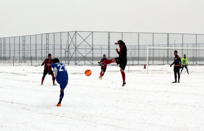 Karla kaplı sahada amatör lig maçı 24