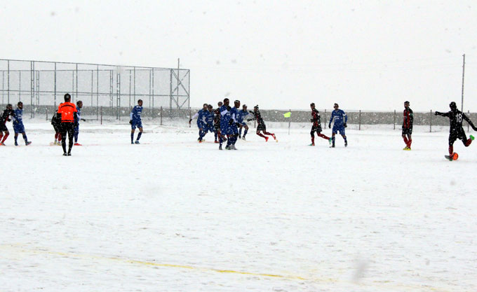 Karla kaplı sahada amatör lig maçı 25