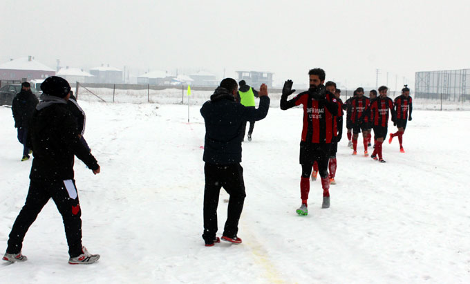 Karla kaplı sahada amatör lig maçı 26