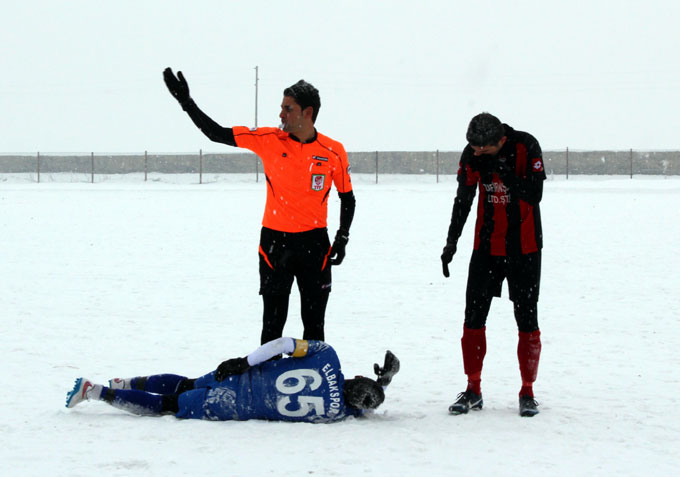 Karla kaplı sahada amatör lig maçı 27