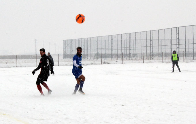 Karla kaplı sahada amatör lig maçı 28
