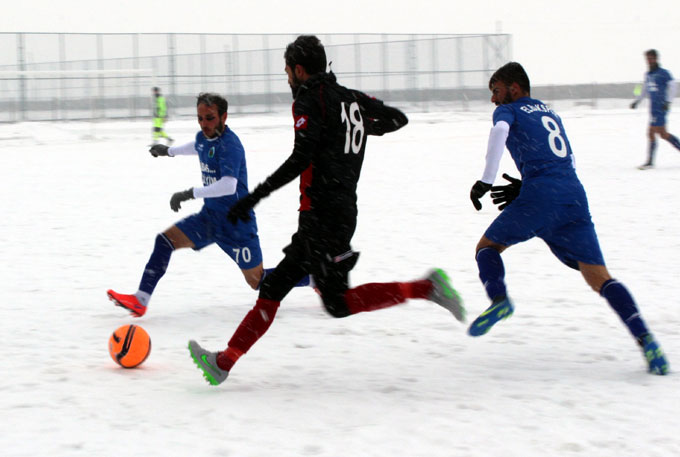 Karla kaplı sahada amatör lig maçı 29