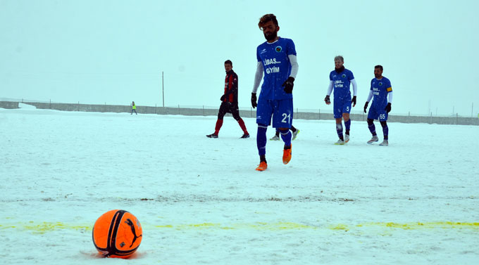 Karla kaplı sahada amatör lig maçı 3