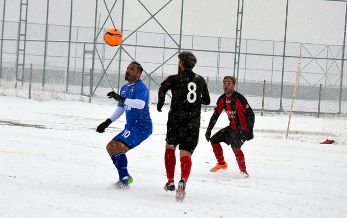Karla kaplı sahada amatör lig maçı 4