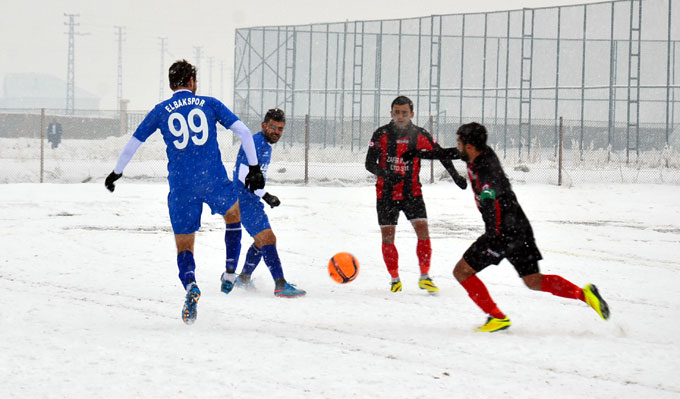 Karla kaplı sahada amatör lig maçı 5