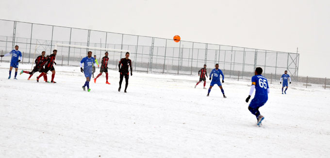 Karla kaplı sahada amatör lig maçı 6