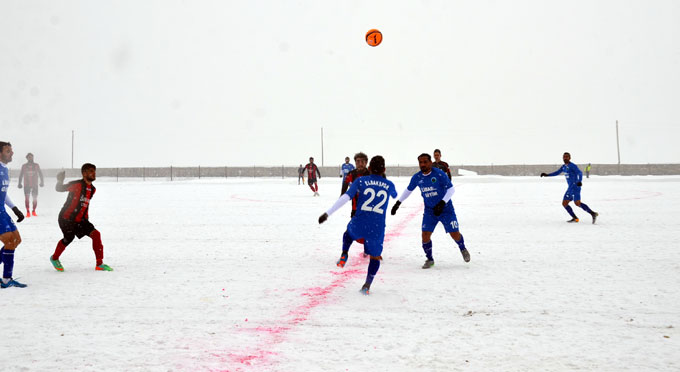 Karla kaplı sahada amatör lig maçı 7