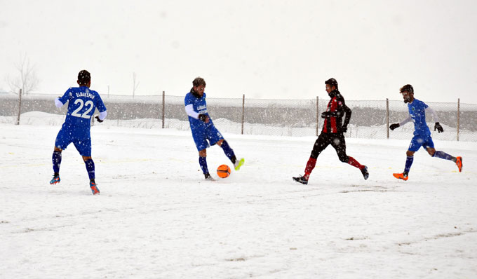 Karla kaplı sahada amatör lig maçı 8