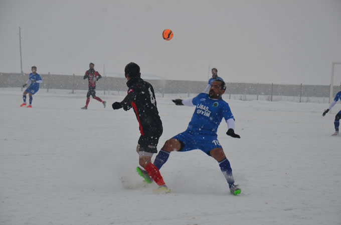 Karla kaplı sahada amatör lig maçı 9