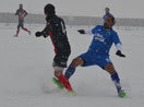 Karla kaplı sahada amatör lig maçı