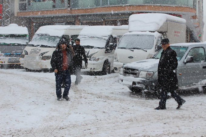 Yüksekova'da kar esareti 1