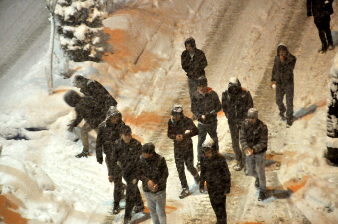 Hakkari'de kar yolları kapattı 12