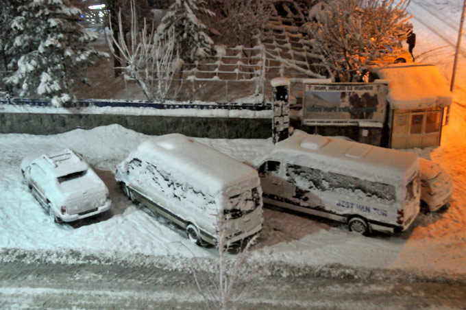 Hakkari'de kar yolları kapattı 13