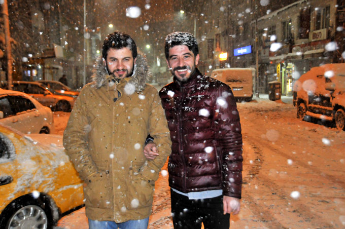 Hakkari'de kar yolları kapattı 20