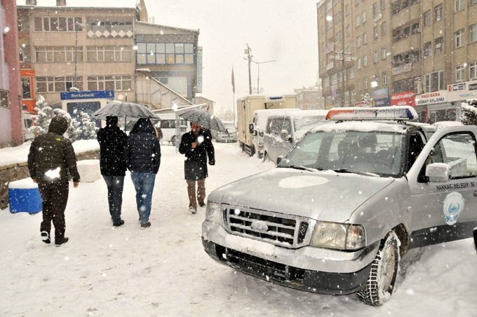 Hakkari'de kar yolları kapattı 21