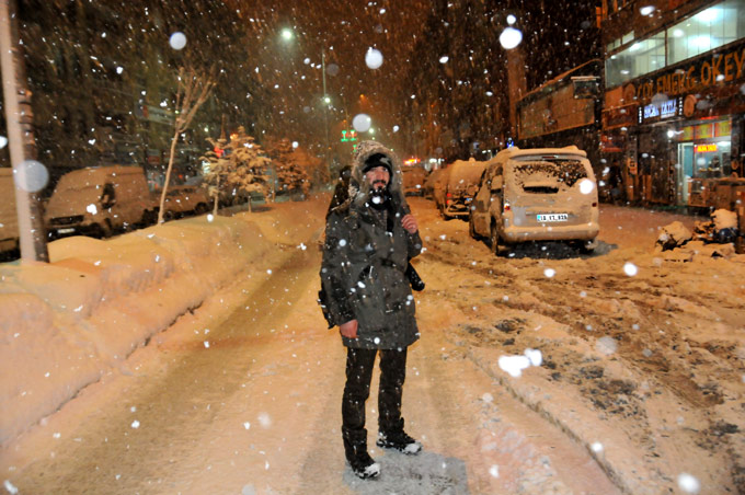 Hakkari'de kar yolları kapattı 24
