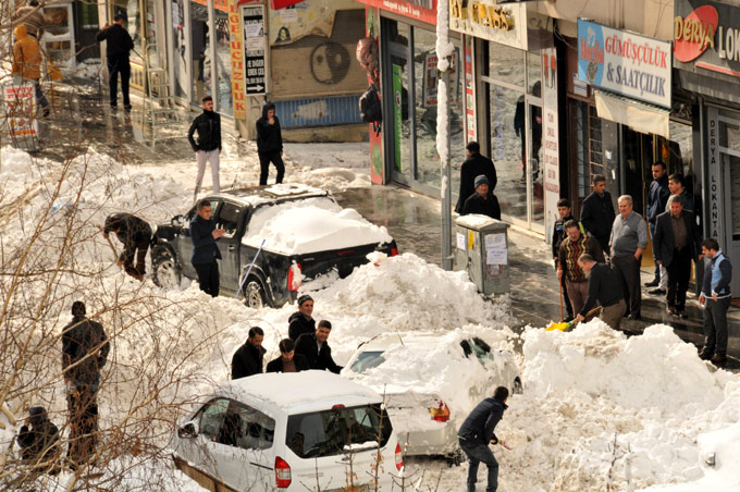 Hakkari'de karla mücadele başladı 18