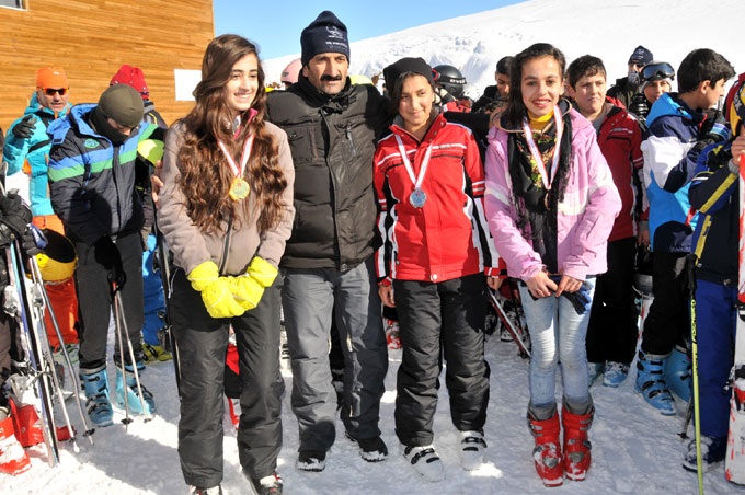 Hakkari'de kayak yarışması yapıldı 11
