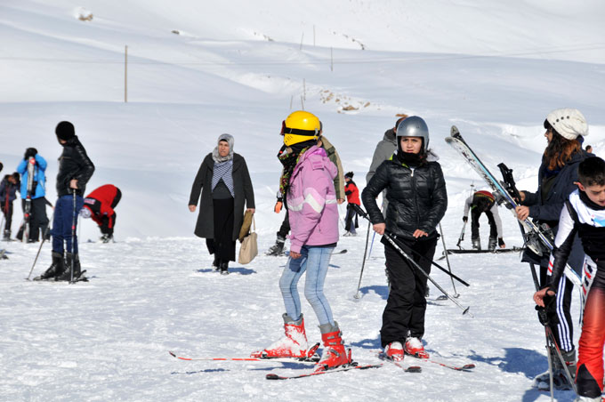 Hakkari'de kayak yarışması yapıldı 17