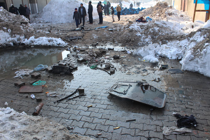 Yüksekova'da polis aracının geçişi sırasında şiddetli patlama 17