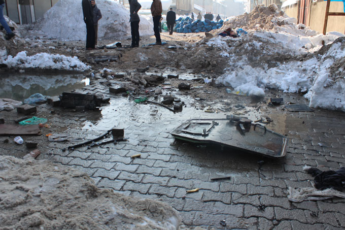Yüksekova'da polis aracının geçişi sırasında şiddetli patlama 19