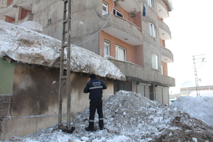 Yüksekova'da polis aracının geçişi sırasında şiddetli patlama 20