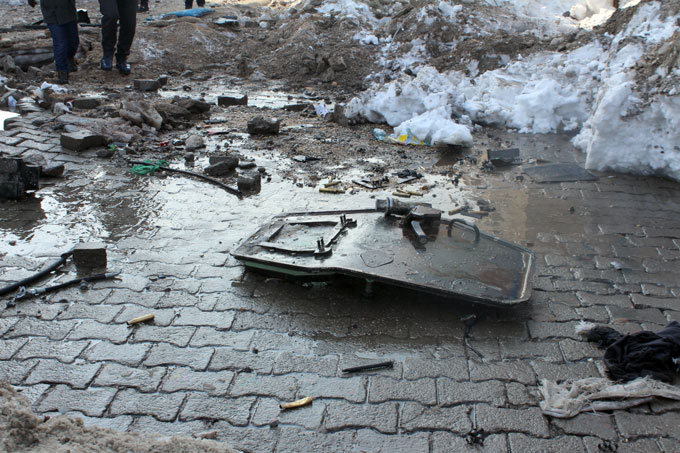 Yüksekova'da polis aracının geçişi sırasında şiddetli patlama 5