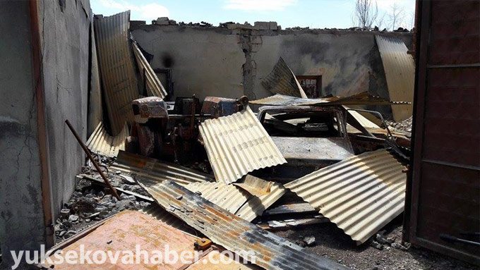 Yüksekova'da kullanılamaz hale gelen evlerden fotolar 14