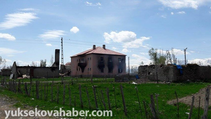 Yüksekova'da kullanılamaz hale gelen evlerden fotolar 15