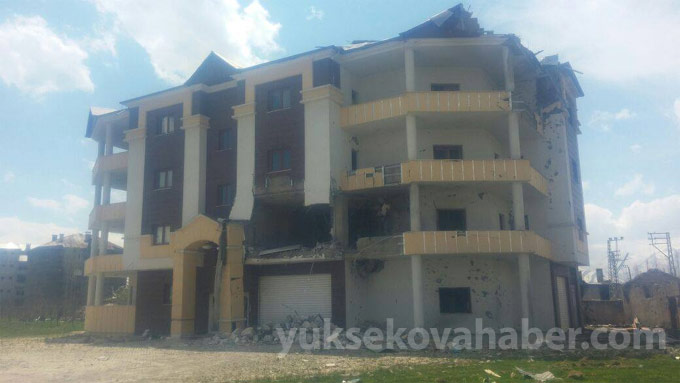 Yüksekova'da kullanılamaz hale gelen evlerden fotolar 20