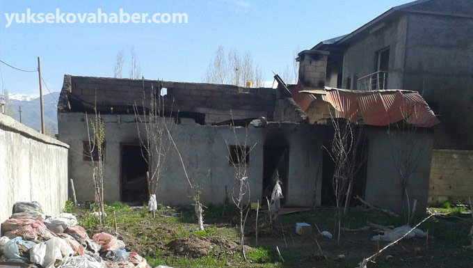 Yüksekova'da kullanılamaz hale gelen evlerden fotolar 26